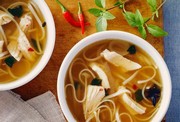 Soupe aux nouilles vietnamiennes mijote lentement