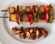 Brochettes de tofu et poivrons avec sauce aux arachides 