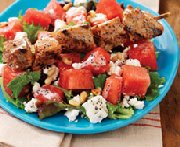 Salade de melon d'eau et de souvlakis  la grecque